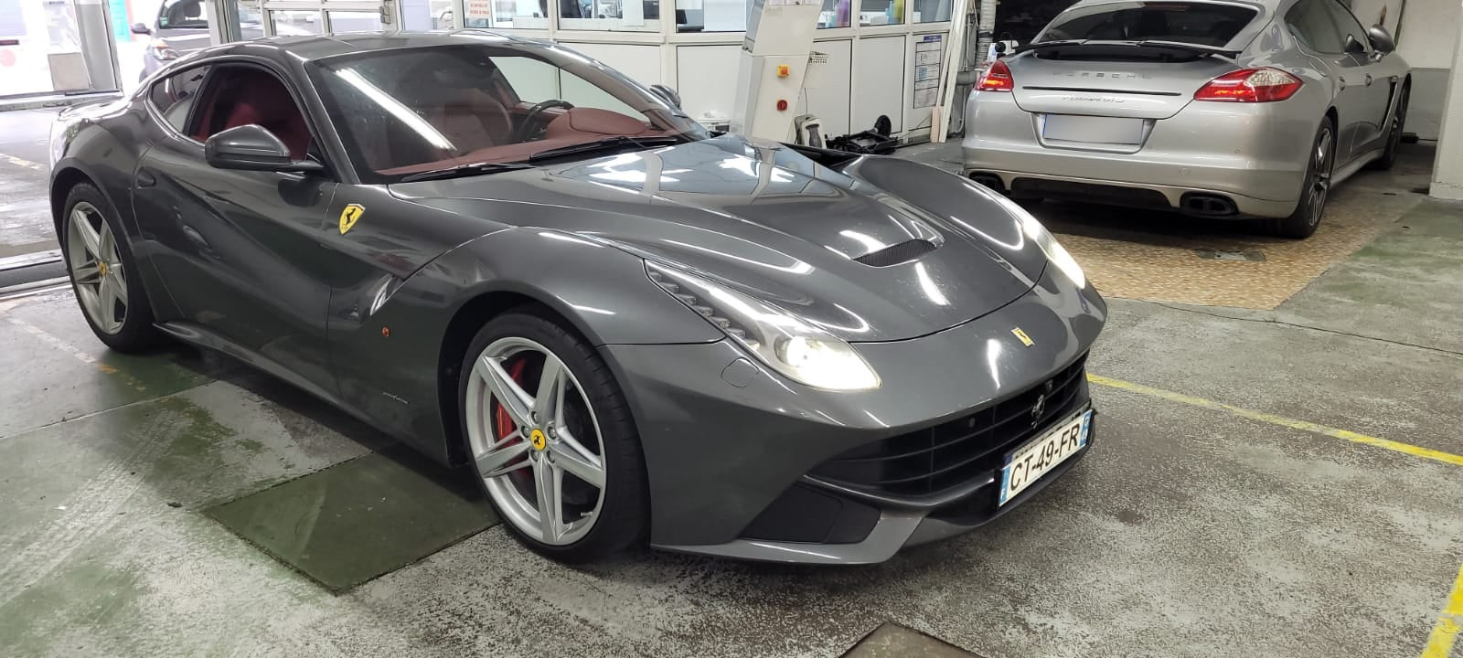 Ferrari F12 Berlinetta 2013 Vue avant contrôlée au Votre centre de contrôle technique automobile, camping cars et utilitaires jusqu'à 3.5 T situé dans le centre d'Angers rue Volney. Déposez votre véhicule dans notre parking couvert, rencontrez nos 4 contrôleurs souriants qui vous accueillent depuis plus de dix ans avec ou sans rendez-vous.