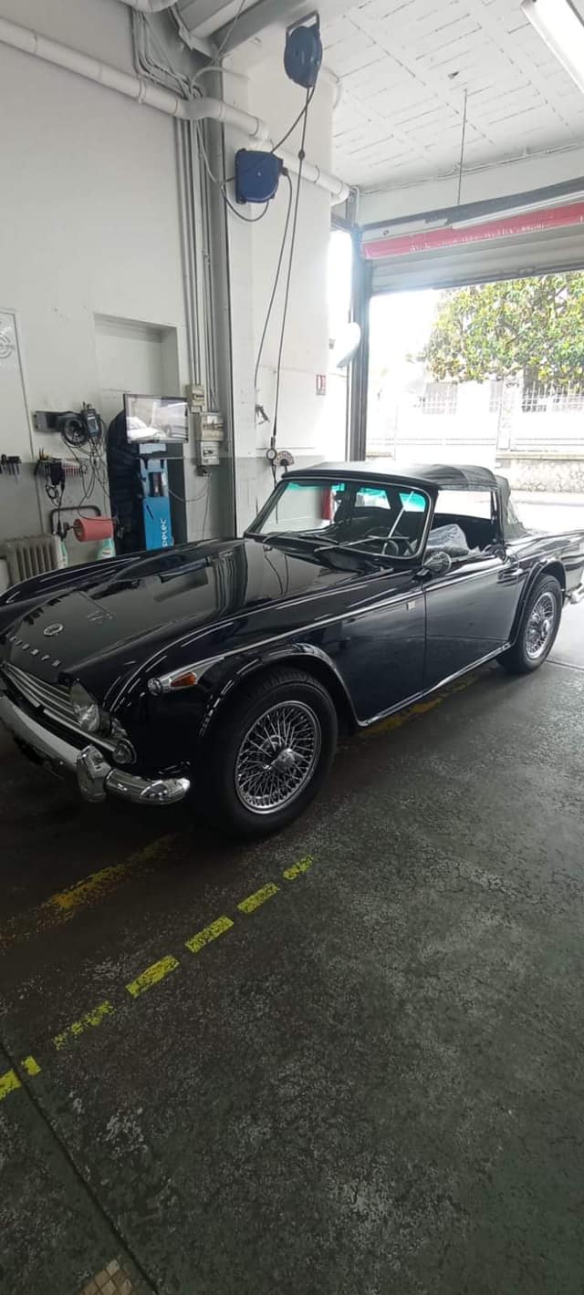 Tr4 1967 Vue avant contrôlée au Votre centre de contrôle technique automobile, camping cars et utilitaires jusqu'à 3.5 T situé dans le centre d'Angers rue Volney. Déposez votre véhicule dans notre parking couvert, rencontrez nos 4 contrôleurs souriants qui vous accueillent depuis plus de dix ans avec ou sans rendez-vous.