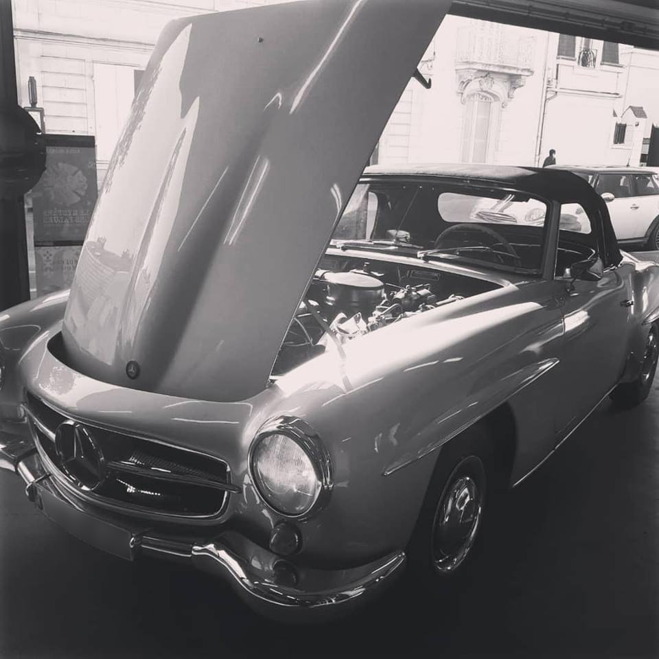 Mercedes 190SL Vue de face capôt ouvert contrôlée au Votre centre de contrôle technique automobile, camping cars et utilitaires jusqu'à 3.5 T situé dans le centre d'Angers rue Volney. Déposez votre véhicule dans notre parking couvert, rencontrez nos 4 contrôleurs souriants qui vous accueillent depuis plus de dix ans avec ou sans rendez-vous.