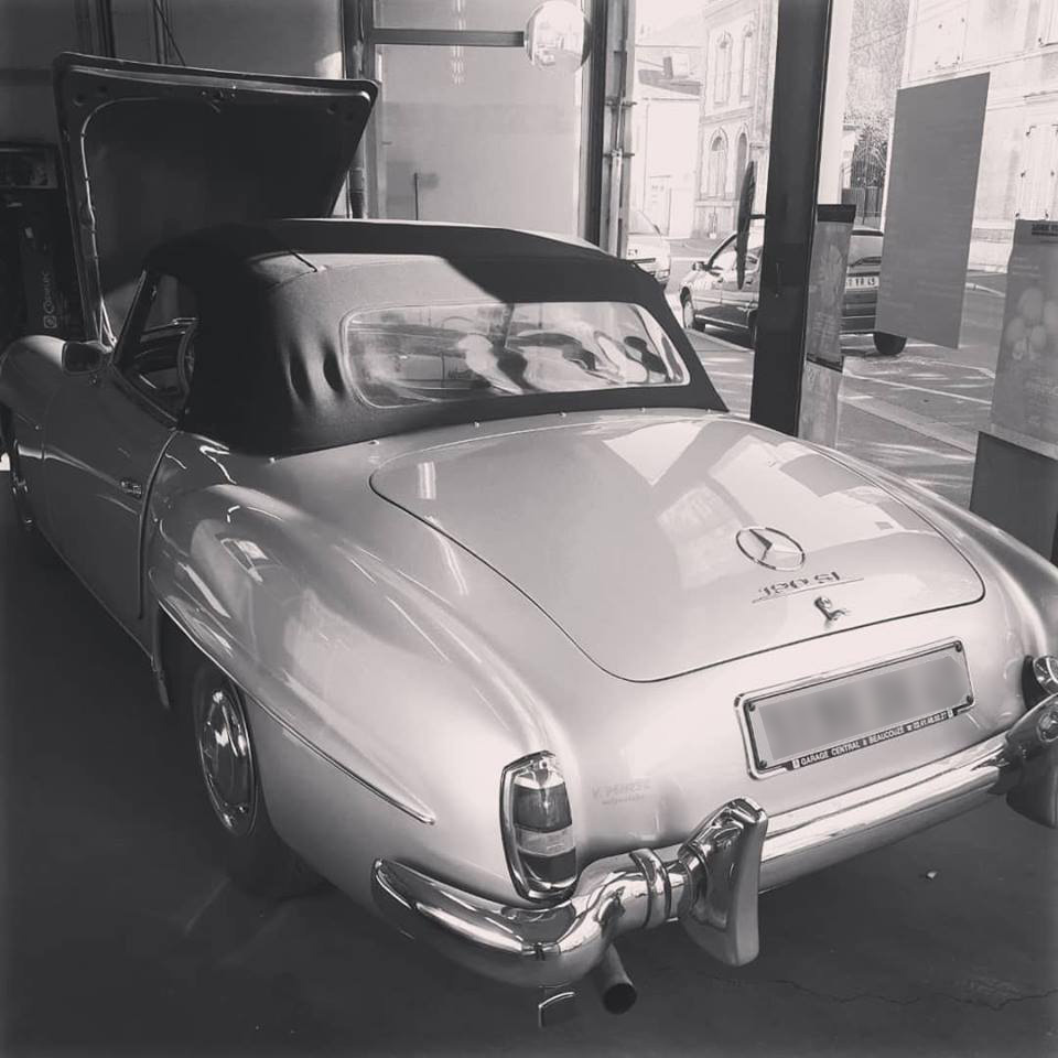 Mercedes 190SL Vue de dos contrôlée au Votre centre de contrôle technique automobile, camping cars et utilitaires jusqu'à 3.5 T situé dans le centre d'Angers rue Volney. Déposez votre véhicule dans notre parking couvert, rencontrez nos 4 contrôleurs souriants qui vous accueillent depuis plus de dix ans avec ou sans rendez-vous.