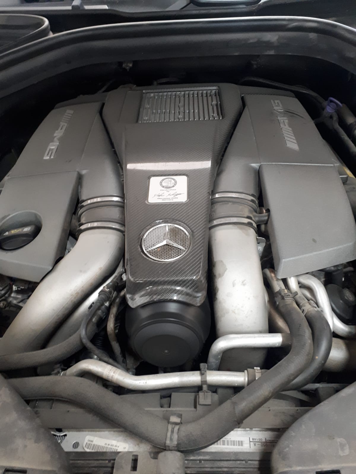 Mercedes v8 biturbo Vue moteur contrôlée au Votre centre de contrôle technique automobile, camping cars et utilitaires jusqu'à 3.5 T situé dans le centre d'Angers rue Volney. Déposez votre véhicule dans notre parking couvert, rencontrez nos 4 contrôleurs souriants qui vous accueillent depuis plus de dix ans avec ou sans rendez-vous.