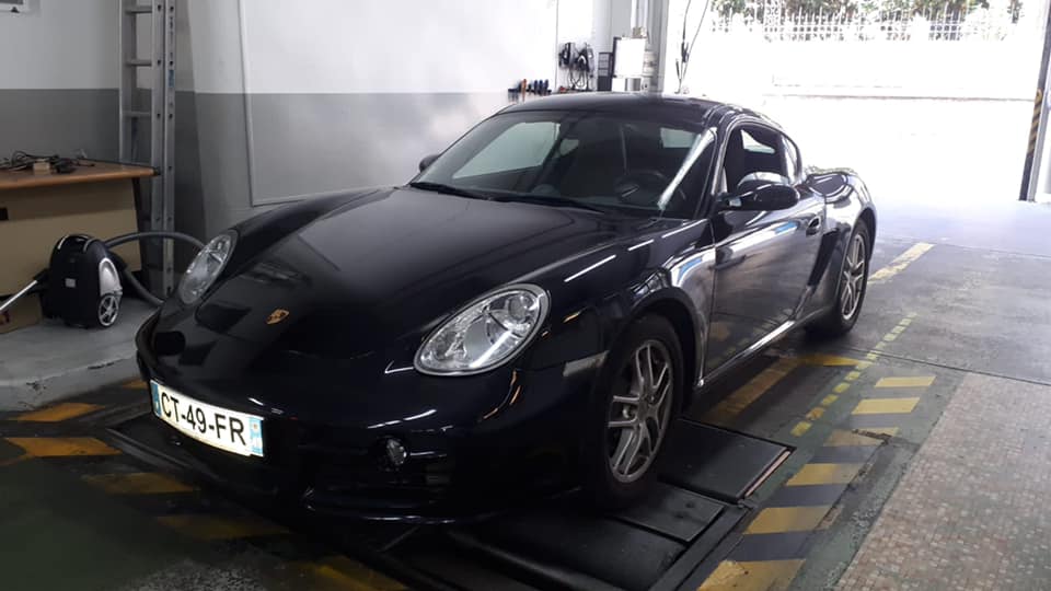 Porsche 987 cayman 2006 Vue avant gauche contrôlée au Votre centre de contrôle technique automobile, camping cars et utilitaires jusqu'à 3.5 T situé dans le centre d'Angers rue Volney. Déposez votre véhicule dans notre parking couvert, rencontrez nos 4 contrôleurs souriants qui vous accueillent depuis plus de dix ans avec ou sans rendez-vous.